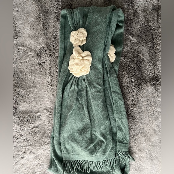 RARE Anthropologie Moth White Rosette Scarf Turquoise Blue Fringe - Picture 4 of 6